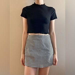 Cropped black lettuce hem tee